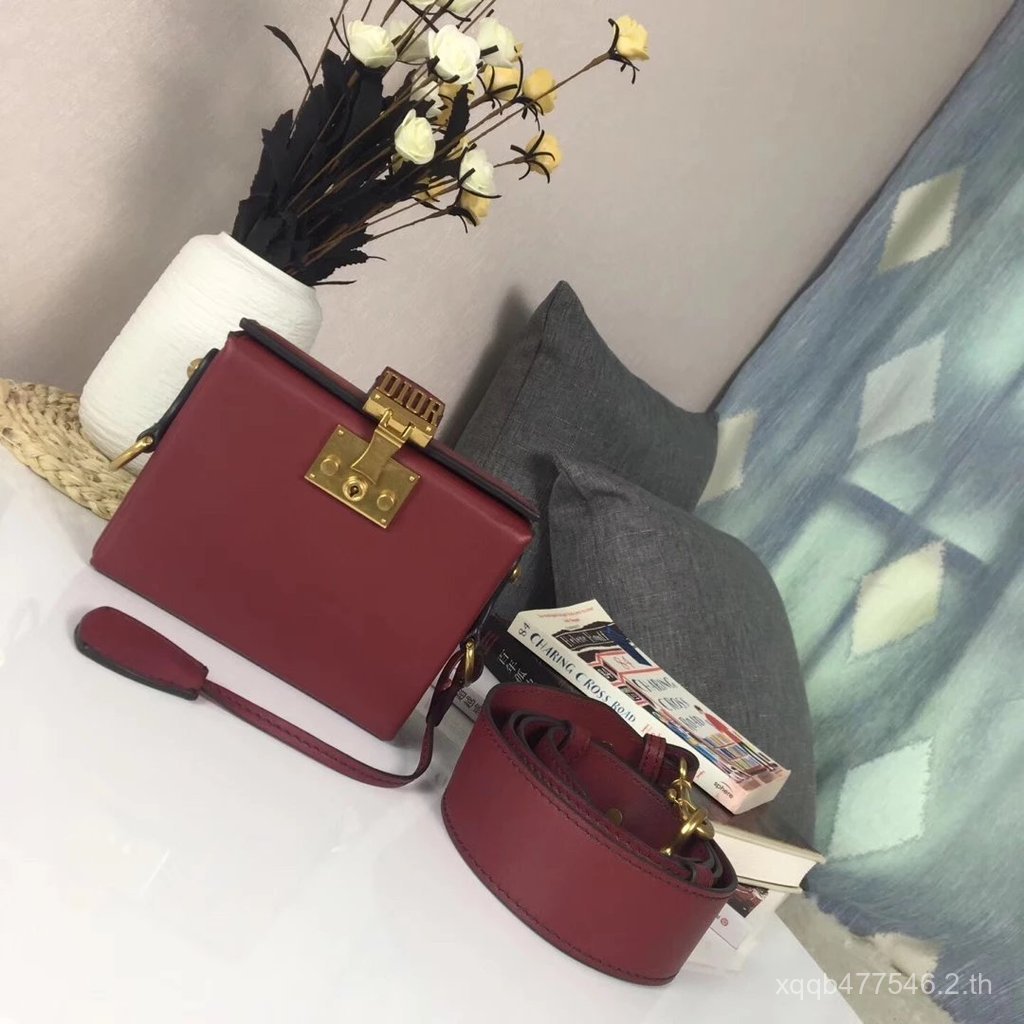 Dior Addict กระเป๋าใบเล็กหนังลูกวัวดำ สไตล์กล่อง - สายสะพายไหล่กว้างถอดได้ - ล็อกตราโลโก้แบบย้อนยุค 