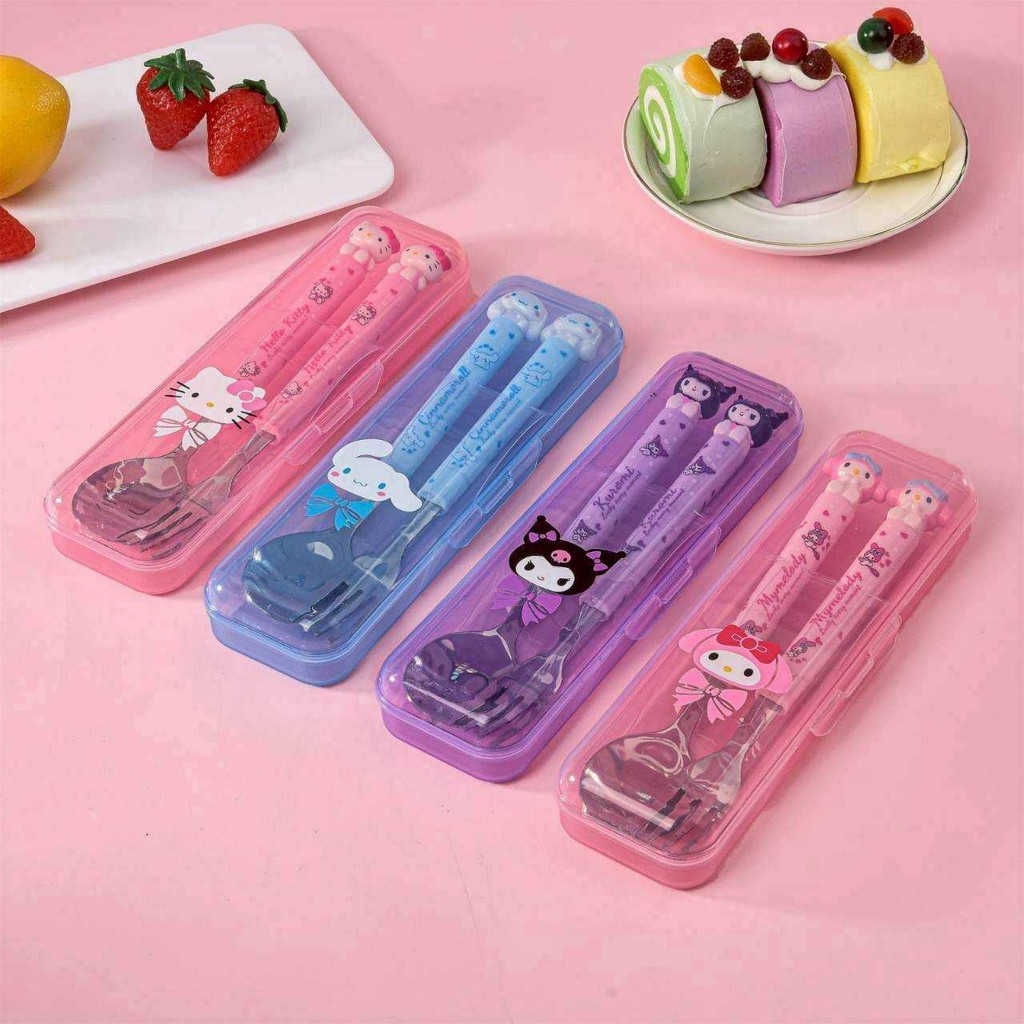 ชุดช้อนส้อมไปโรงเรียน ชุดช้อนส้อมหัวโมเดลลาย Sanrio มีทั้งหมด 4 ลาย ขนาดความยาวช้อนส้อม 18 cm สแตนเลส 304