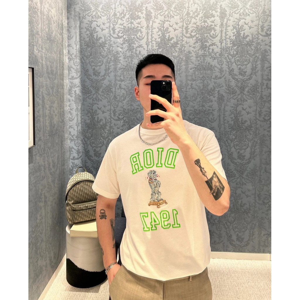เสื้อยืด DR Bobby Dog Flocking พิมพ์แขนสั้น สำหรับทั้งผู้ชายและผู้หญิง