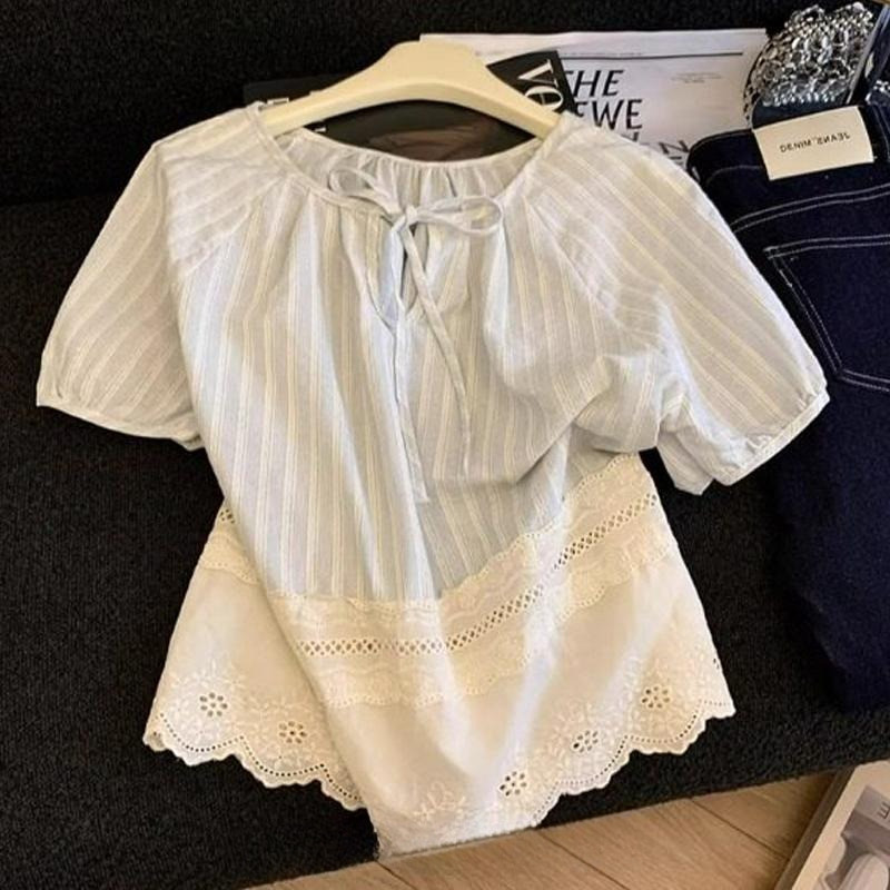 PoPpy#เสื้อเชิ้ตลายทางสำหรับผู้หญิง ตกแต่งด้วยลูกไม้ที่ชายเสื้อ มีโบว์ที่คอ แขนสั้นทรงพอง และทรงหลวม#99367