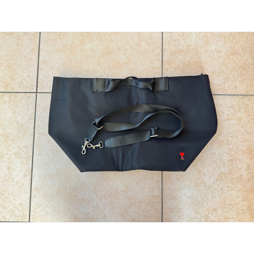 Ami Tote Bag แบบหัวใจสีแดง ใช้ได้ทั้งเป็นกระเป๋าถือและสำหรับเดินทาง