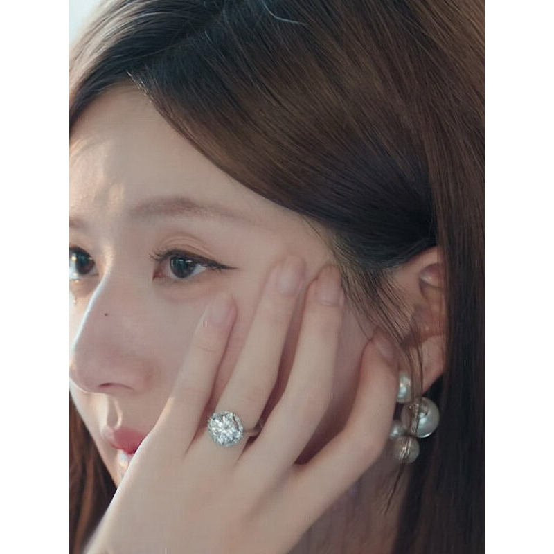 แหวนผู้หญิงหรูหราหรูหรา Xuyan เลียนแบบ Moissanite ประกายแหวนนิ้วแฟชั่นประณีตสําหรับโอกาสต่างๆ TWOK