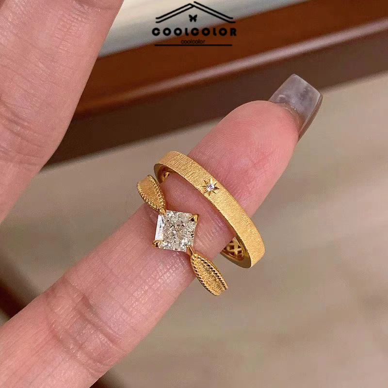 ในไทย แหวนเพชรเทียมลายดาว 2 วง ชุดสำหรับผู้หญิง ชุบทอง สามารถสวมซ้อนกันได้ ดีไซน์สวยงามระยิบระยับ.COD