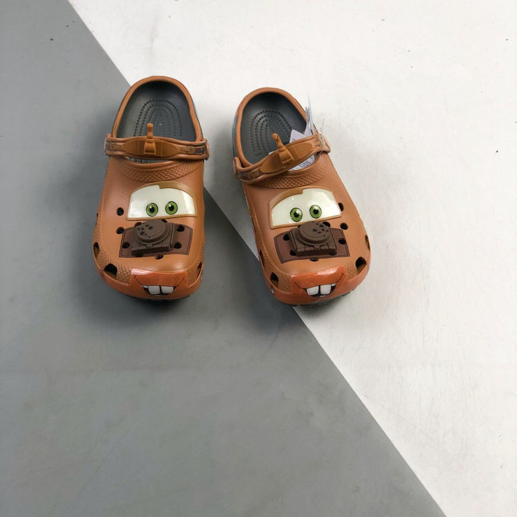 Crocs x Cars Mater CLASSIC Clogs รองเท้าแตะคู่รัก unisex TSSM