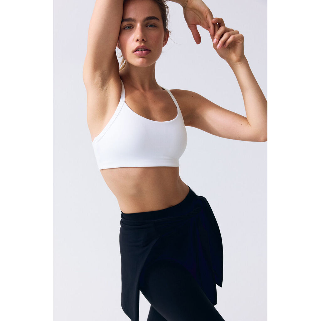 H&M(เอชแอนด์เอ็ม) เสื้อชั้นในกีฬาแบบสนับสนุนระดับกลางพร้อมเทคโนโลยี SoftMove™ ผู้หญิง 1249646_10