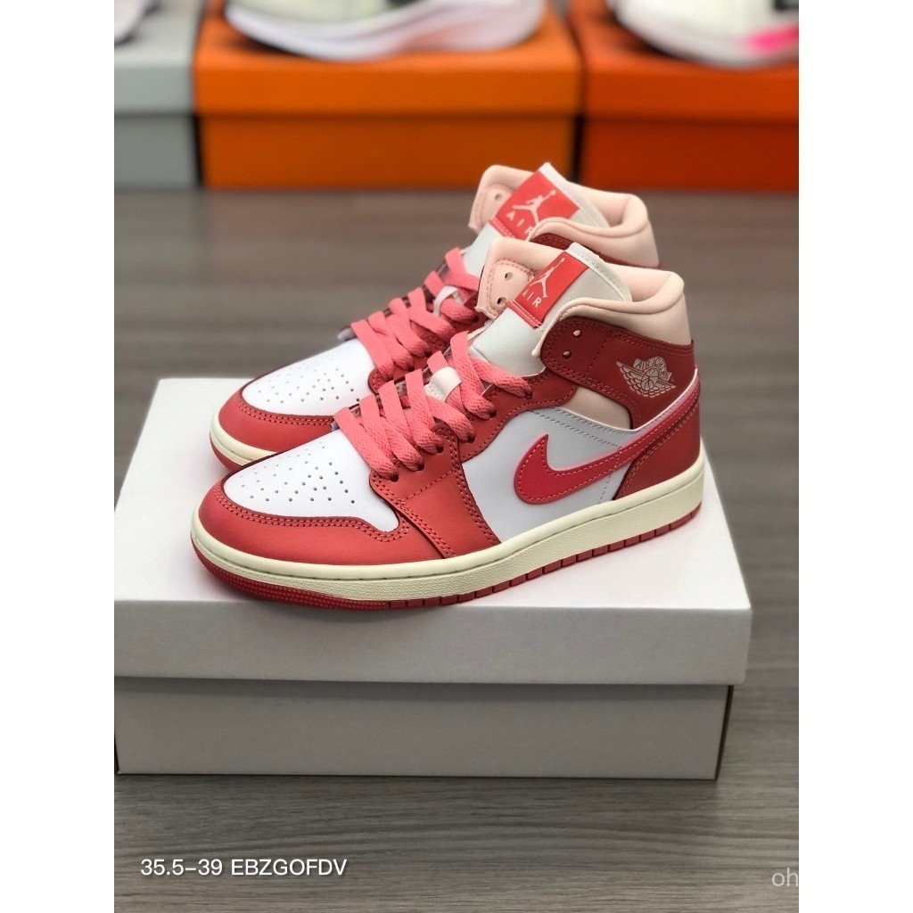 2023 New Air 1 Mid "Strawberry & Cream" BQ6472-186 รองเท้าบาสเก็ตบอลสุดคุ้ม