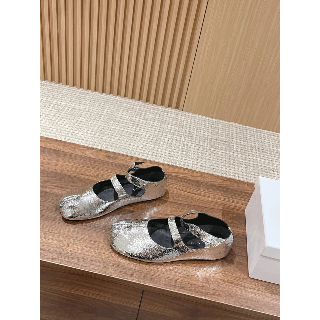 Maison Margiela Maison Margiela MM6 2025 รองเท้าส้นเตี้ยสุภาพสตรีสไตล์ใหม่ Mary Jane รองเท้าแยกนิ้วเ