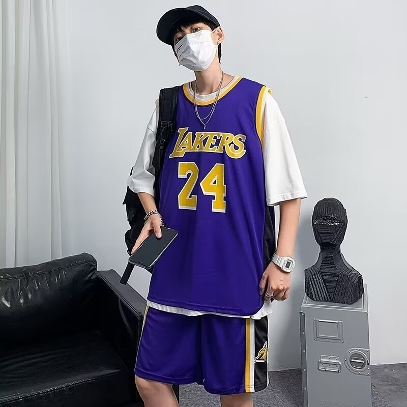 ชุดกีฬาผู้ชายฤดูร้อน เสื้อยืดและกางเกงขาสั้น สไตล์อินเทรนด์สำหรับการเล่นบาสเกตบอลและการแต่งตัวในวันหยุด