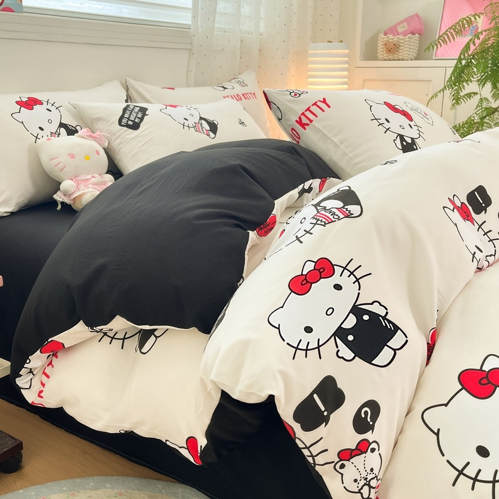 ชุดเครื่องนอน Hello Kitty สไตล์เรโทร (ขาว-ดำ) ชุดปลอกผ้านวมผ้าคอตตอนหนานุ่มพิเศษ เนื้อผ้า Skin-friendly ไม่ระคายเคืองผิว ขนาด 5 ฟุต / 6 ฟุต (ชุด 3-4 ชิ้น)
