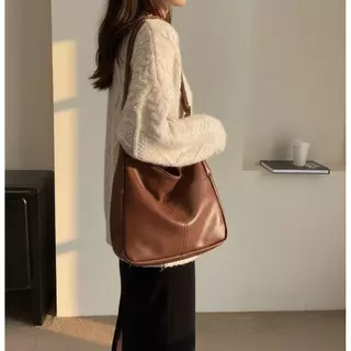 【พร้อมส่ง】 กระเป๋าสะพายไหล่ หนังนิ่ม ทรงสวย เรียบหรู ใส่ของได้เยอะ ใช้ได้ทุกวัน