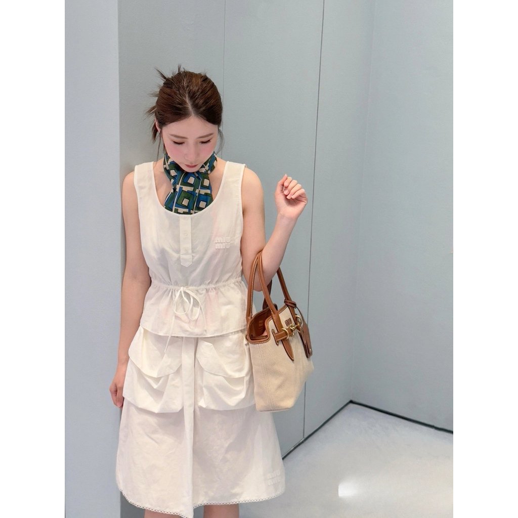 เสื้อแขนกุดและชุดกระโปรงพร้อมกระเป๋าขนาดใหญ่ Mumu.St