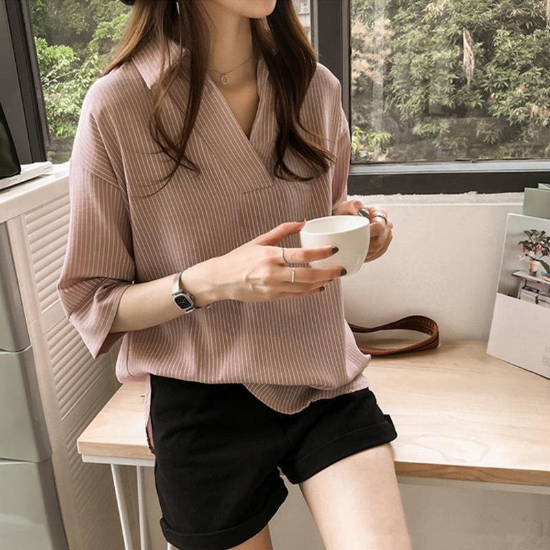เสื้อเชิ้ตแขนสามส่วน คอปกวีหน้า ดีเทลหน้าสั้นหลังยาว สีทึบลายทาง แมตช์ง่าย-พร้อมส่งจากไทย-รุ่นw563