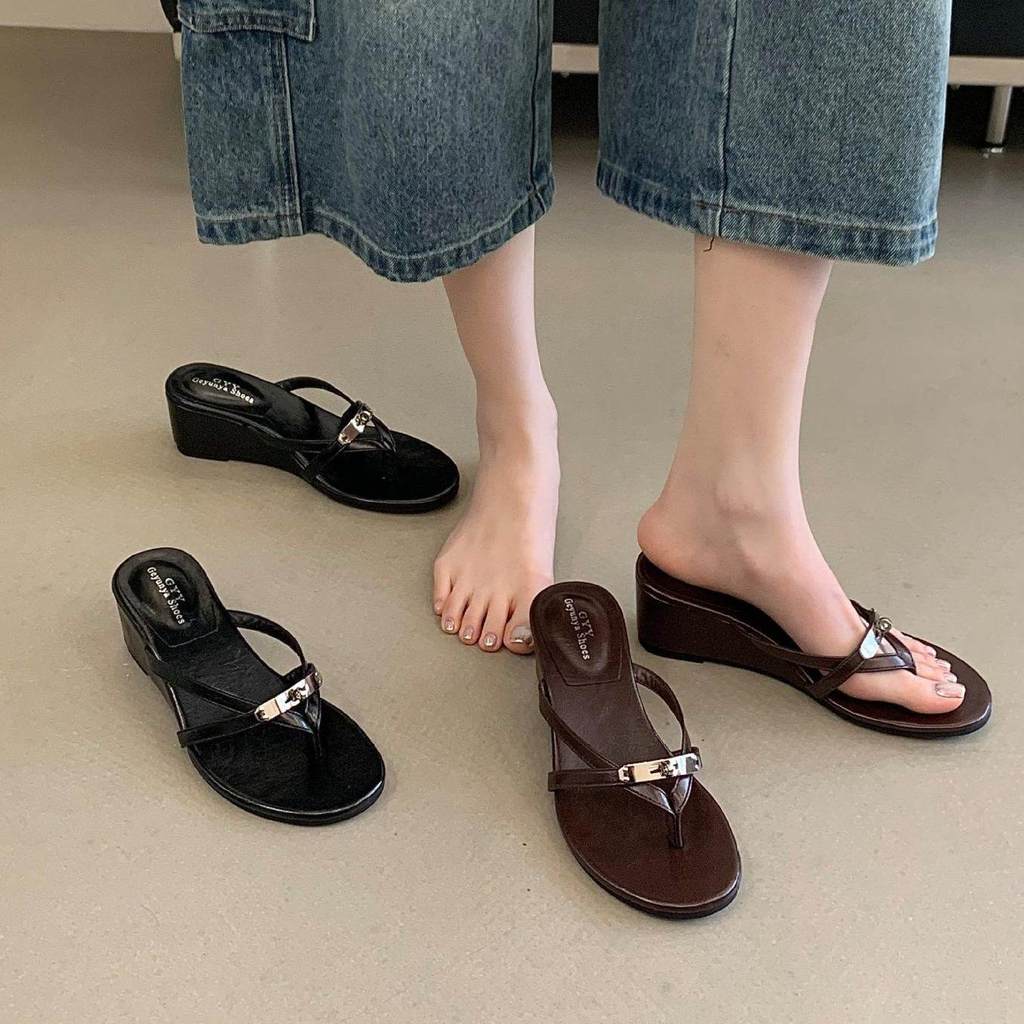 TT 2026 รองเท้าแตะแฟลปฟลอปแบบ wedge heel สไตล์ใหม่ฤดูร้อน สายคาดหัวโลหะ ไซส์ 35-40