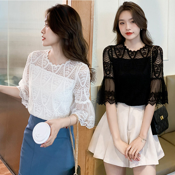 Red Berry เสื้อชีฟองสีขาวประดับลูกไม้สำหรับผู้หญิง ทรงยาวปานกลาง แขนบาน ดีไซน์อ่อนหวานและพลิ้วไหว W719