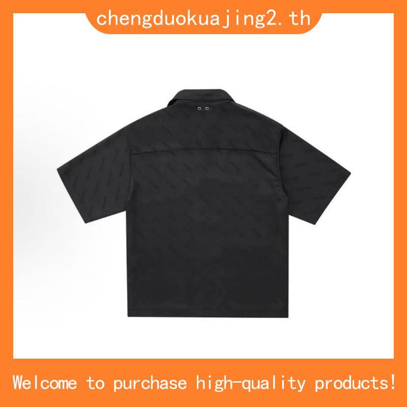 Karants เสื้อเชิ้ตสีพื้นโลโก้โลหะ ผ้า Cotton เย็น Premium Form Cropped Boxy สำหรับผู้ชายและผู้หญิง- 