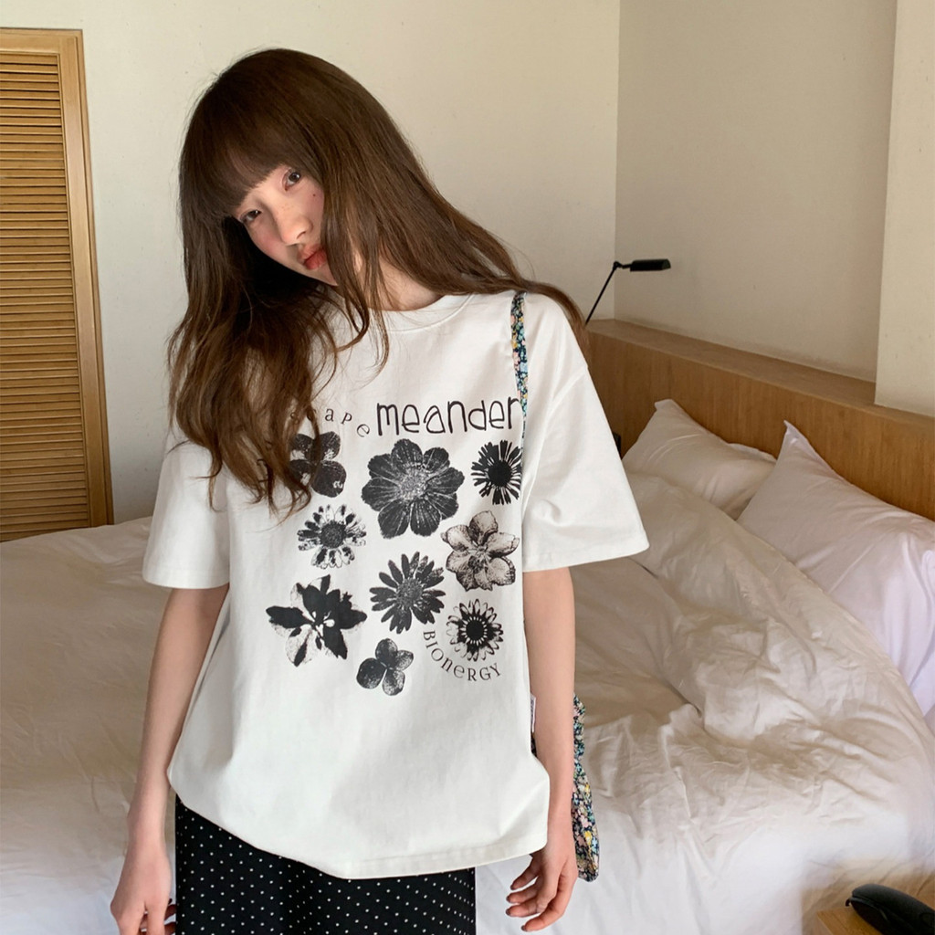 BOOM [พร้อมส่ง]🔥เสื้อยืด oversize ขาว ผ้าCotton 100% สวมใส่สบาย 'MEANDER flowers' เสื้อแฟชั่น สินค้าใหม่ 2026