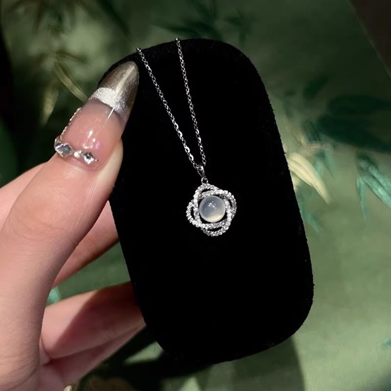 925 เงินธรรมชาติไข่สีขาว Chalcedony ดอกไม้สร้อยคอผู้หญิงภาษาฝรั่งเศสคํา Gentle White Moonlight Micro ฝังเพชร Clavicle Chain ของขวัญ