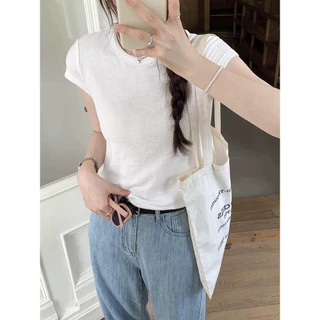 <Moses Queen> เสื้อยืดแขนสั้นคอกลมสีขาว สไตล์เกาหลีสำหรับฤดูร้อน ดีไซน์เปิดไหล่ เนื้อผ้ามีเท็กซ์เจอร์เป็นเอกลักษณ์