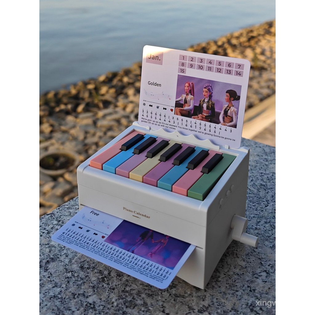KPOP Demon Huntress Band Playable Piano Calendar ปฏิทินตั้งโต๊ะดนตรีพร้อม Bluetooth ของขวัญปีใหม่