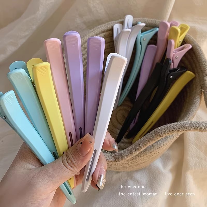 คลิปติดผมสำหรับผู้หญิง ออกแบบมาเพื่อมัดผมและสร้างลุคสีสันสดใส พร้อมใช้งานกับหลากหลายสไตล์ผม โดยเฉพาะทรงสูงและมัดผม