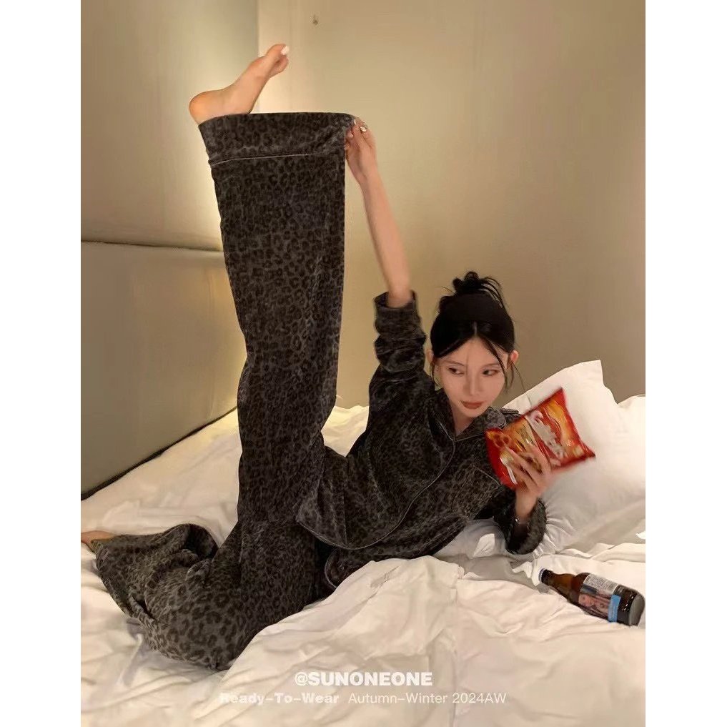 ชุดนอนSaintLaurentเสือดาว ผลิตจากกำมะหยี่เยอรมันบาง พิเศษสำหรับฤดูใบไม้ร่วงและฤดูหนาวปี 2024 การออกแ