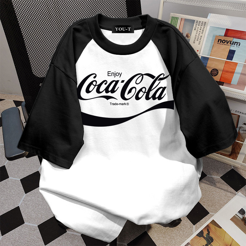 UT shop เสื้อยืดแฟชั่น ออกแบบสองสี แซคหลน คอกลม Oversize ผ้าคอตตอน100% ระบายอากาศดี 'COCA COLA' t shirt