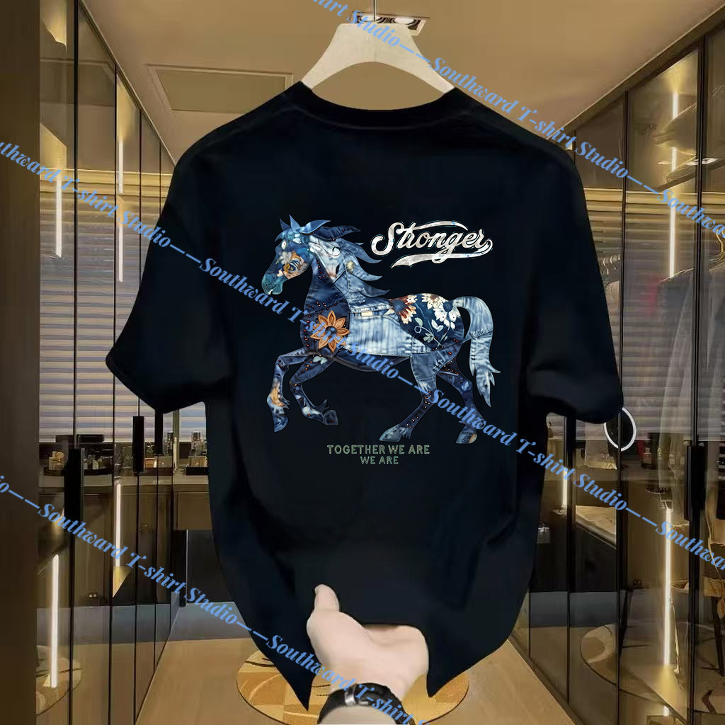 (จัดส่งตลอด 24 ชั่วโมง)🔥🔥M~3XL ผ้าฝ้าย 100% ลายม้าหลวมแขนสั้นเสื้อยืดผู้ชายเสื้อผ้า 2026 ฤดูร้อนพิมพ์ด้านบน M4