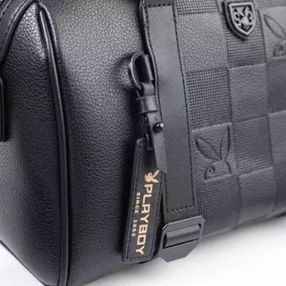 PLAYBOY รุ่น Dante Boston bag กระเป๋าสะพายข้าง รหัส ST-B261PBM343-BK ดีไซน์ทรงหมอน สี Pitch Black