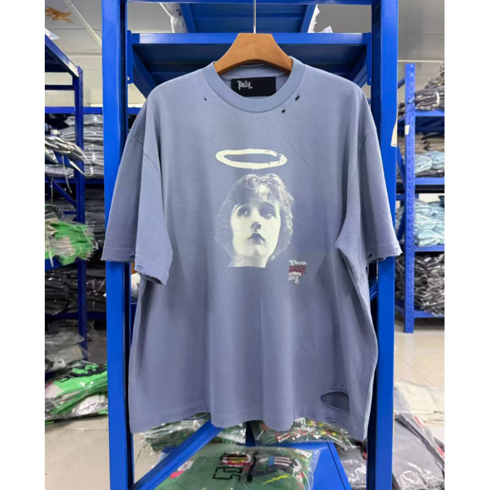 สต็อกพร้อม! 🆕 High Street สไตล์เสื้อยืดแขนสั้นหลวม Drop Shoulder ลาย Distressed Hole Angel Portrait สำหรับทุกเพศ ทำจากผ้าฝ้ายแท้