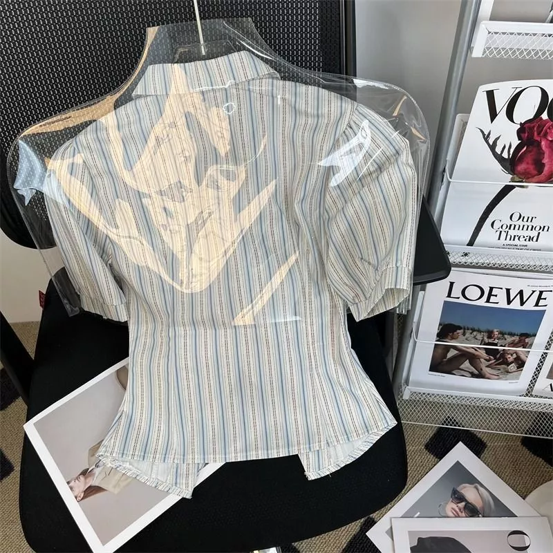 COCO เสื้อสุภาพสตรี แขนสั้น คอวี ลายดอกไม้ ทรง Slim Fit thumbnail 3
