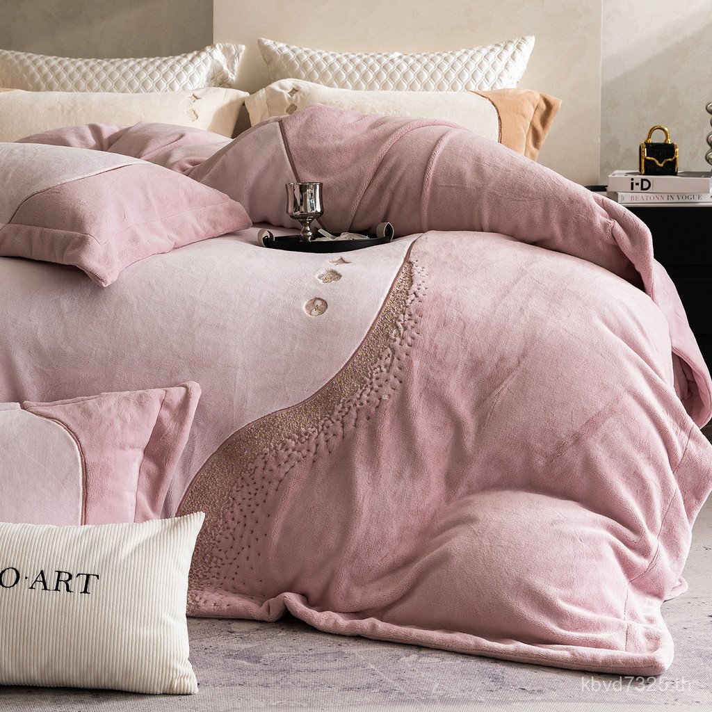 ปักชุดสี่ชิ้นสไตล์ใหม่ Yiwolya Enjoy ผ้าปูที่นอน Milk Heart Sleeping Velvet 2025 Levi 1.5m Happy Sty