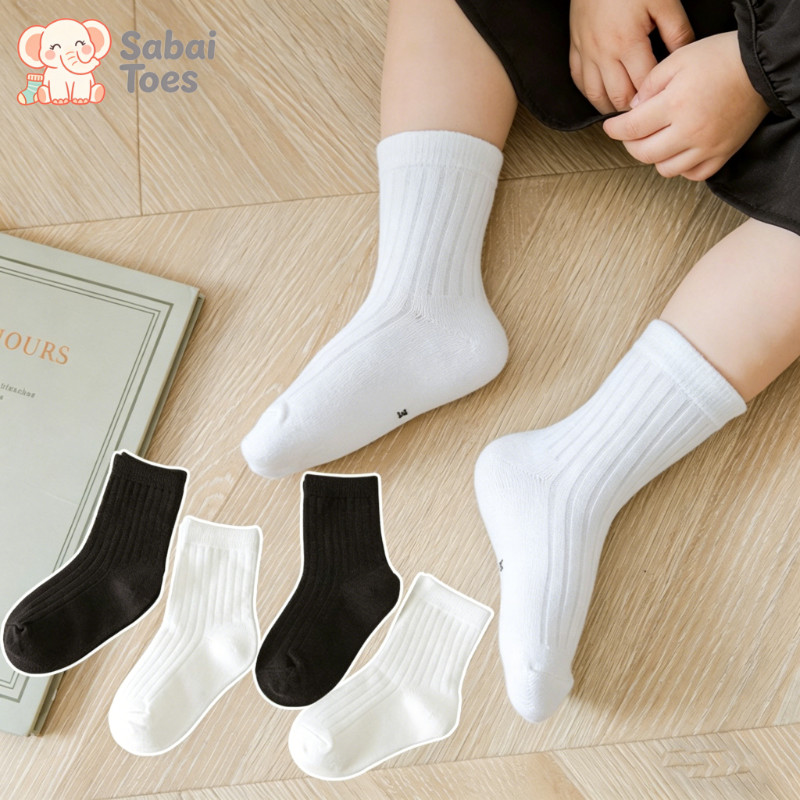 Sabai Toes ถุงเท้าสั้นสำหรับเด็ก สีพื้น ขาวหรือดำ ลายทางแนวตั้ง ทำจากผ้าฝ้ายแท้ นุ่มสบาย เหมาะสำหรับใส่ทุกวัน
