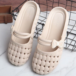 EnJoy🍓 พร้อมส่ง 🍓รองเท้าแตะผู้หญิงฤดูร้อน พื้นนุ่มระบายอากาศได้ดี ลายหลุมแฟชั่น เหมาะสำหรับชายหาด กันลื่นและระบายอากาศ