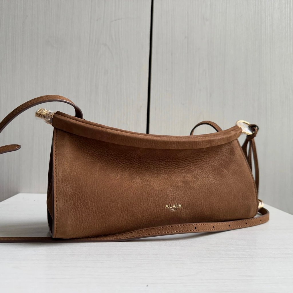 กระเป๋าสะพายแนวทแยง Alaia จากหนังวัวด้านเงา ขนาด 25*12