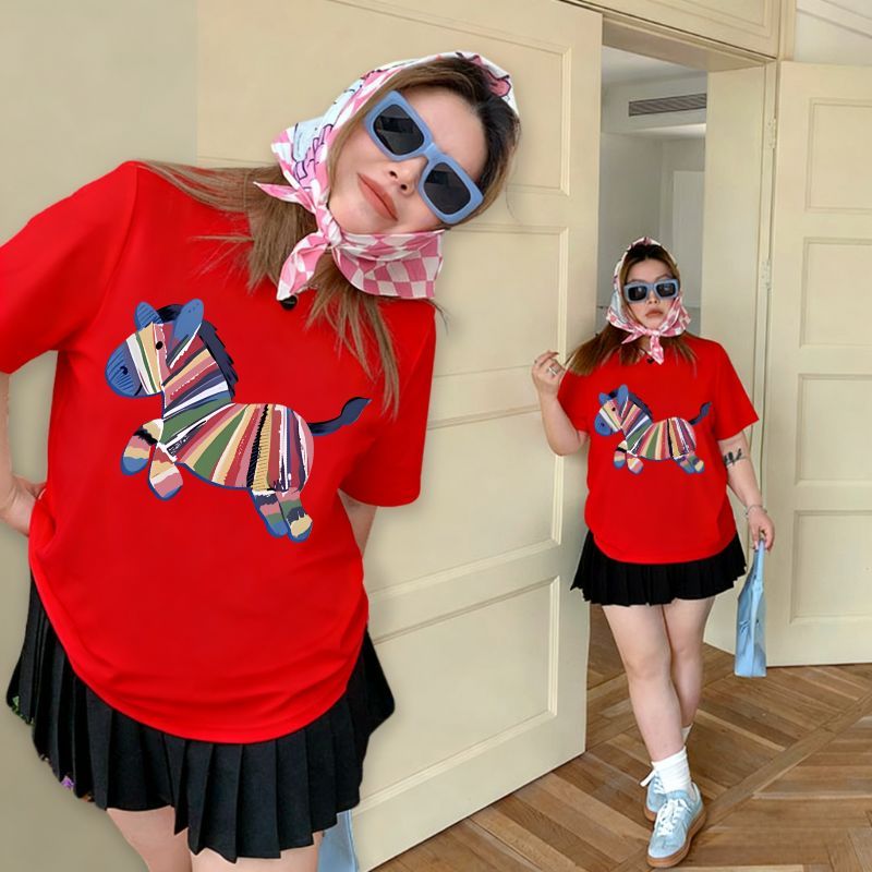Teddy Tee 🧨 แดงเสื้อคนอวบ ผู้หญิง ผ้าฝ้าย 100% โคตรนุ่ม  ผู้หญิง"Rainbow Horse"แดง เสื้อปีใหม่ OVERSIZE เสือใส่สบาย【COD】