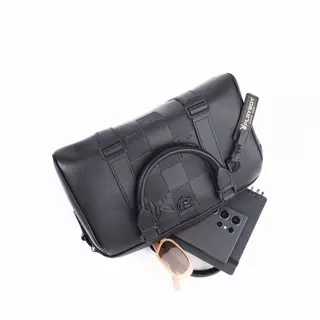 PLAYBOY รุ่น Dante Boston bag กระเป๋าสะพายข้าง รหัส ST-B261PBM343-BK ดีไซน์ทรงหมอน สี Pitch Black