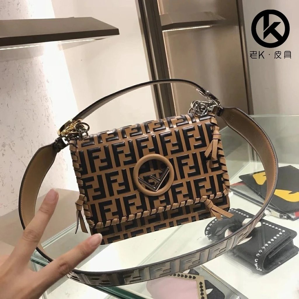 กระเป๋าถือ FENDI แบบ flap ตกแต่งพร้อมโลโก้ FENDI