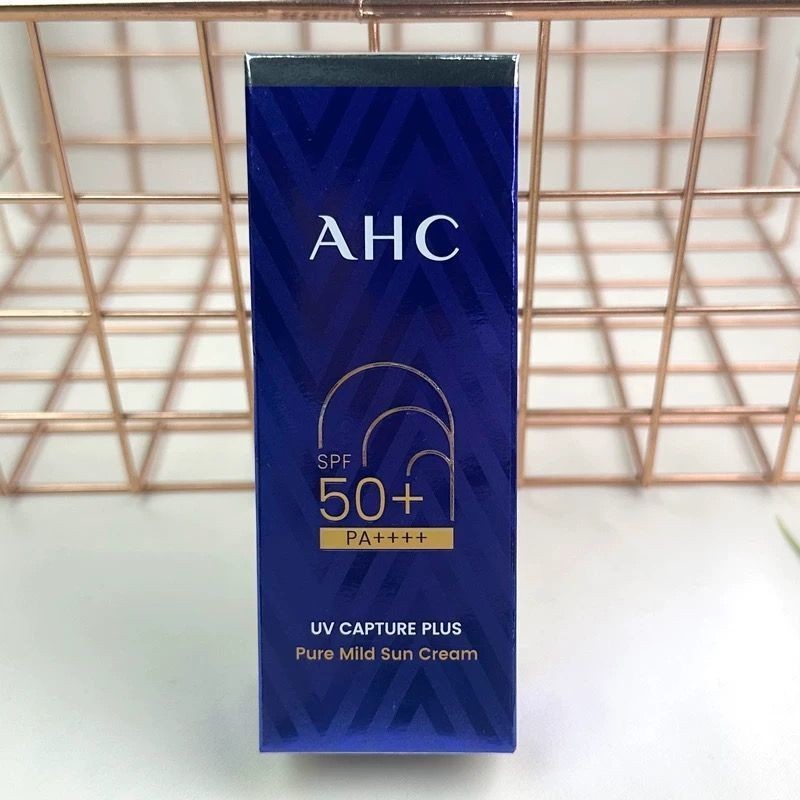 ใหม่ AHC/Aihe Pure Sunscreen Small Blue Bottle 50ml 新款AHC/爱和防晒纯色 bottle50ml.面洛部防水 防晒 260409FF
