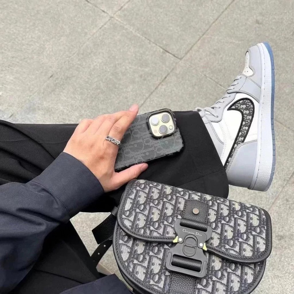 DIOR Messenger Bag Presbyopic One-Shoulder Messenger Bag ผู้ชายผู้หญิง Universal