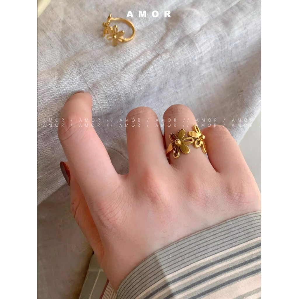 แหวนเดซี่เคลือบทอง 18K เหล็กไทเทเนียมเรียบง่ายสไตล์เกาหลีของผู้หญิง - น่ารักอเนกประสงค์ทุกวันและวงที่ไม่ซ้ําใคร