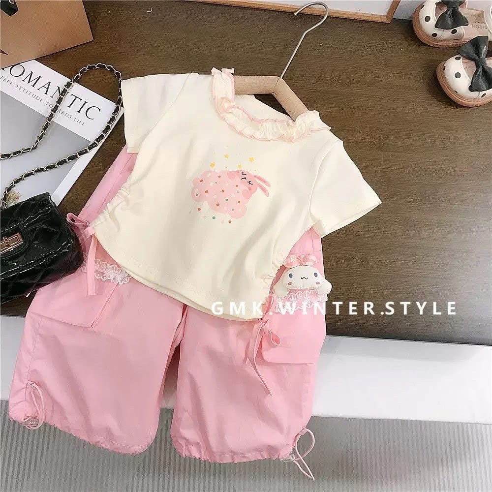 KAHNOM0408✅พร้อมส่ง✅เซ็ตสีชมพู เสื้อแขนสั้นสกรีนพร้อมเข็มกลัด กางเกงขายาวทรงคาร์โก้ มีรูปงานจริง