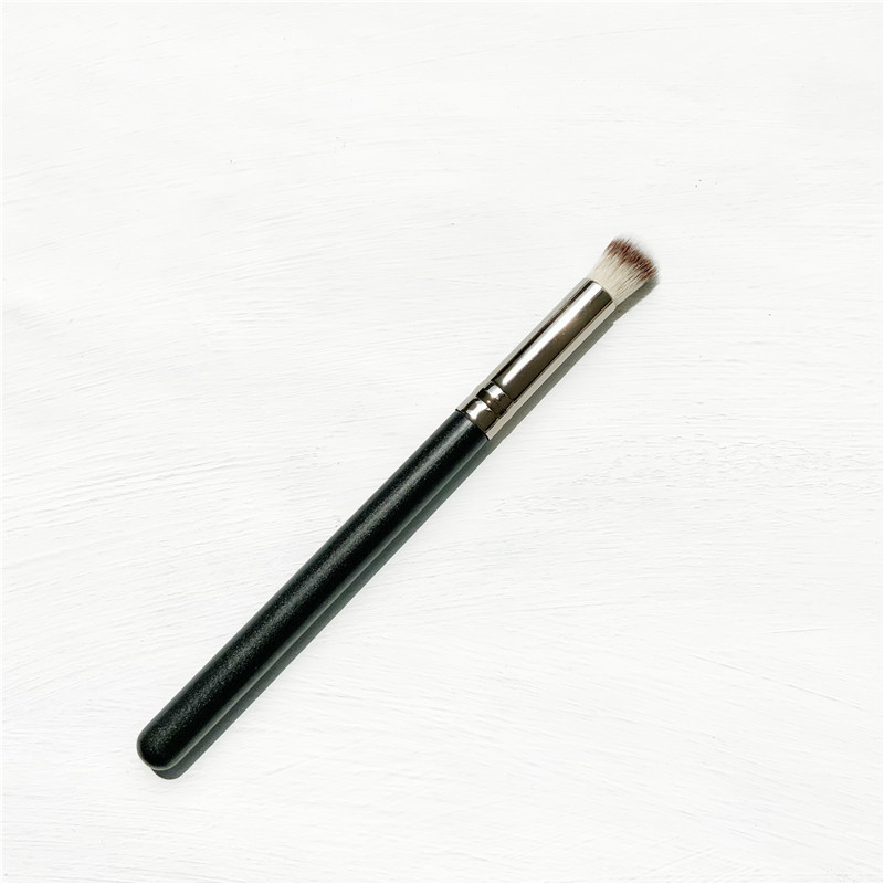 Clearance Treatment MAC Same Style Fluffy CONCEALER Brush Smudge Brush CONCEALER เหมาะสําหรับ