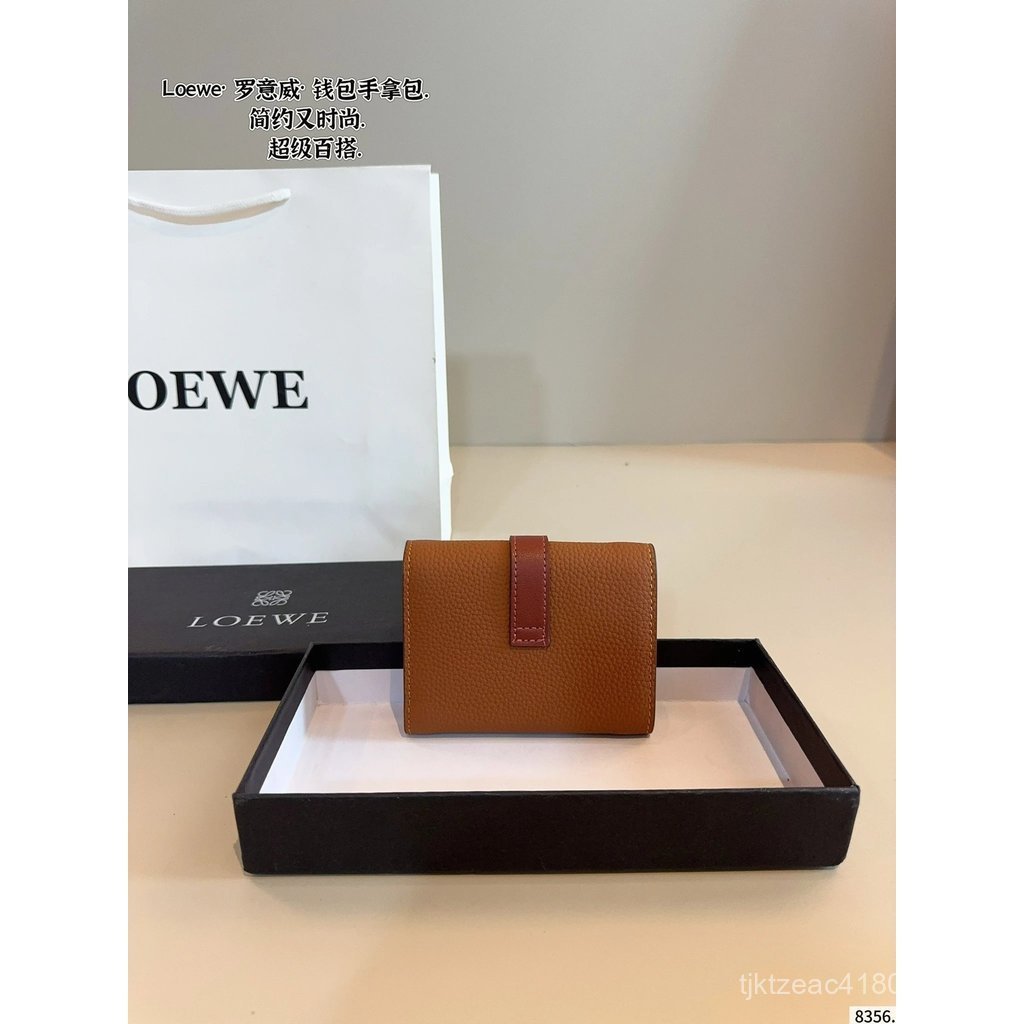 กระเป๋าเงินหนังวัวแท้ LOEWE ลายโลโก้ สีคาราเมลและพีแคน สำหรับผู้หญิง