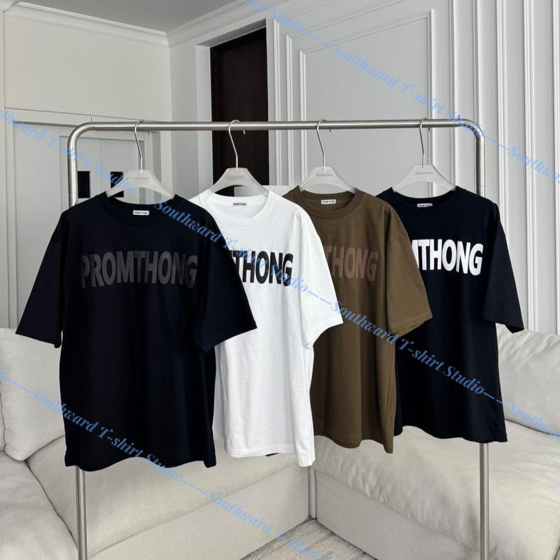 PTOV-2 PREMIUM PROMTHONG เสื้อยืดโอเวอร์ไซส์ ล่าสุดสบาย ๆ สไตล์เรียบง่ายเสื้อยืดสำหรับผู้ชายและผู้หญ