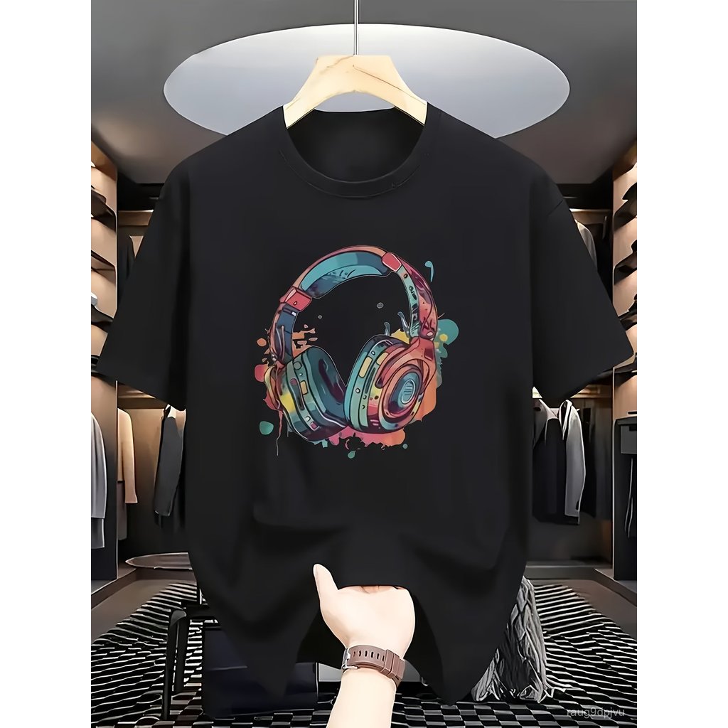 เสื้อยืดคอกลมแขนสั้นสีดำ พร้อมลายหูฟังสไตล์ดนตรีศิลปะ พื้นผิวหมึกกระเซ็นหลากสี การออกแบบพิมพ์ลายรายละเอียดศิลปะหมึกกระเซ