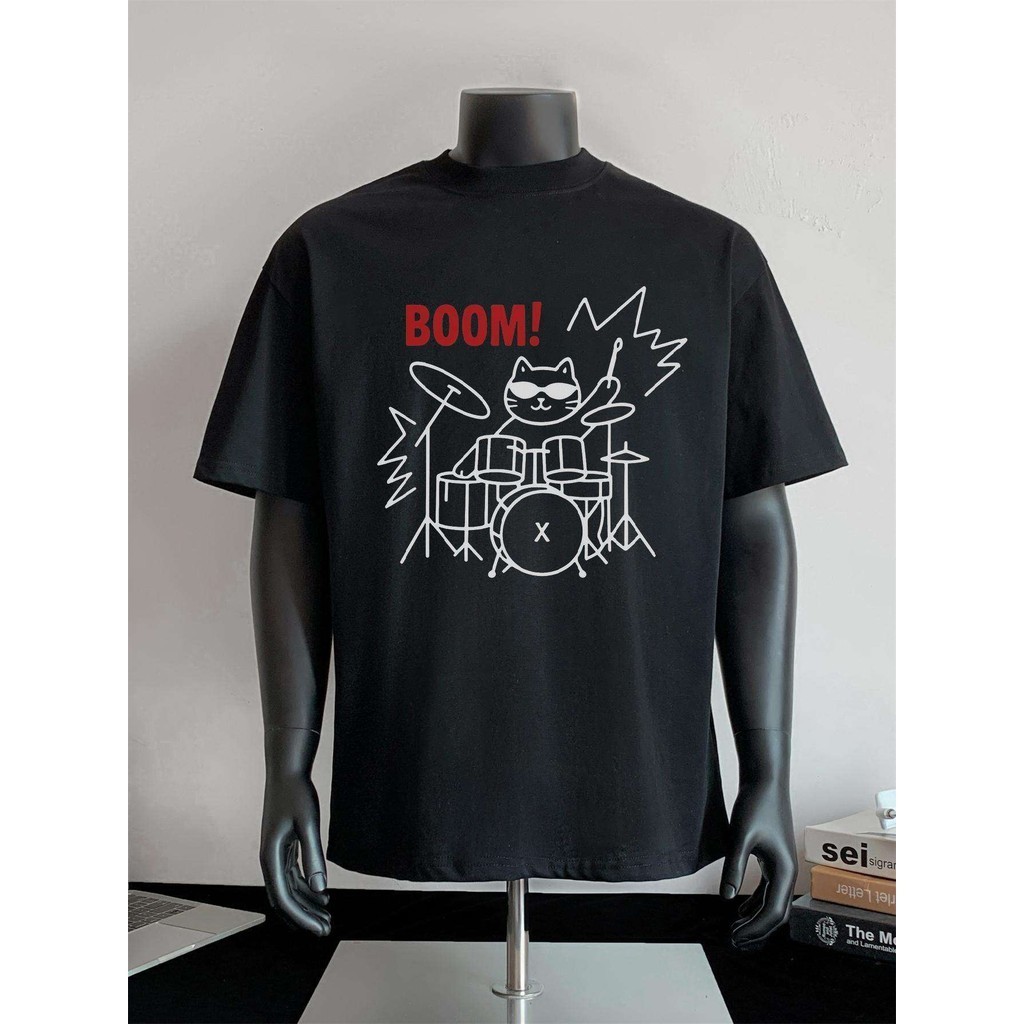 （จัดส่งภายใน 12 ชั่ว）เสื้อยืดกราฟิกผู้ชายแบบสบาย - "Boom!" ดีไซน์การ์ตูนนักตีกลอง, ทรงหลวม, แขนสั้น, สไตล์ฤดูร้อน