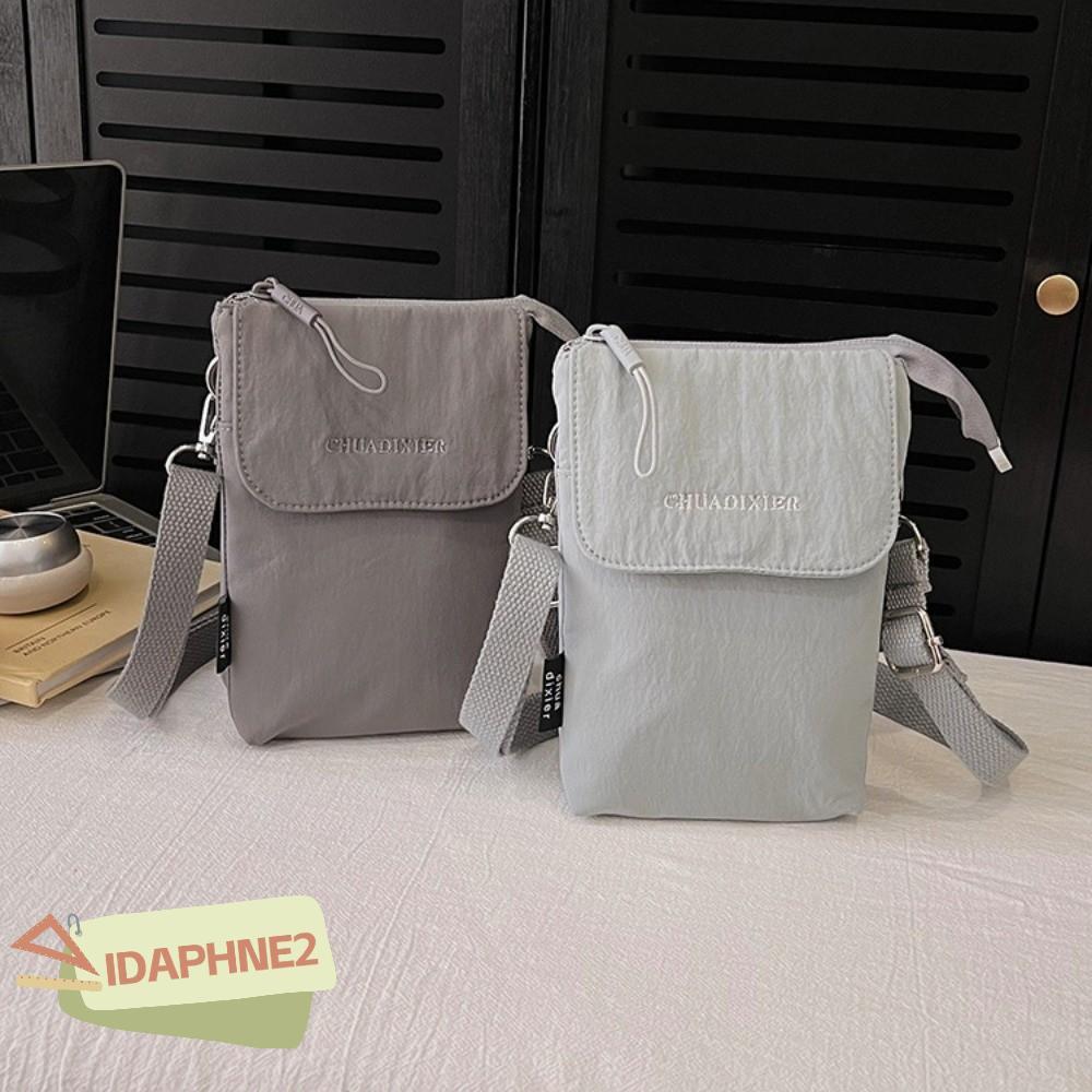 กระเป๋าโทรศัพท์ไนล่อนทรงแฟชัน สามารถใช้เป็นมินิกระเป๋าสำหรับใส่เหรียญและของเล็กๆ สายคล้องไหล่ปรับระดับได้ ออกแบบมาให้มีน้ำหนักเบาพิเศษ