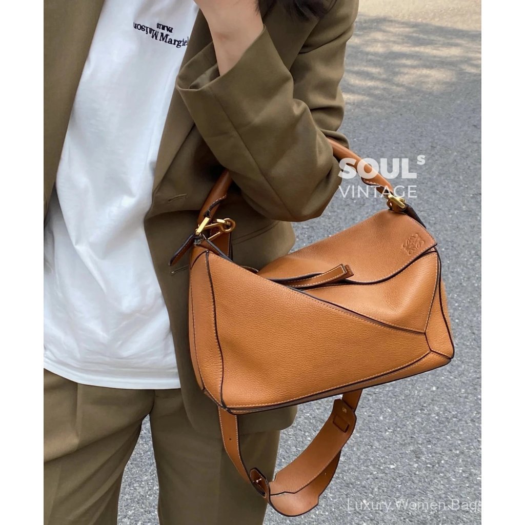 กระเป๋าสะพาย L0EWE ดีไซน์เรขาคณิต หนังวัวลายลิ้นจี่ สีเทา พร้อมสายคล้องไหล่คู่