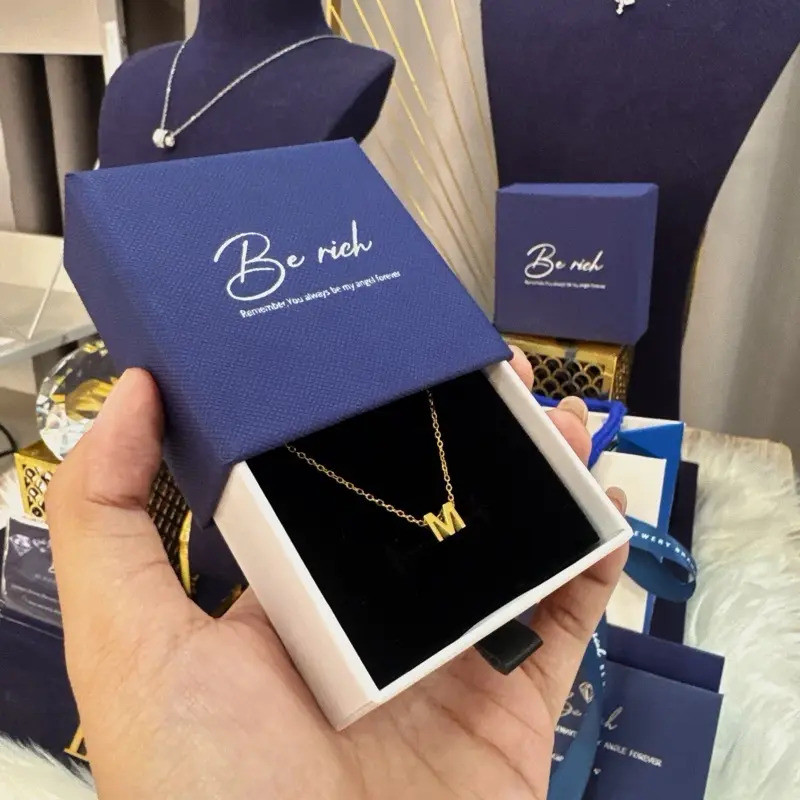 ** แถมต่างหู ** สร้อยสีทอง + จี้อักษรเดี่ยวมินิมอล แบรนด์BE RICH (ยึดรูปและชื่อตะกร้าที่ตัวเองกดเป็น