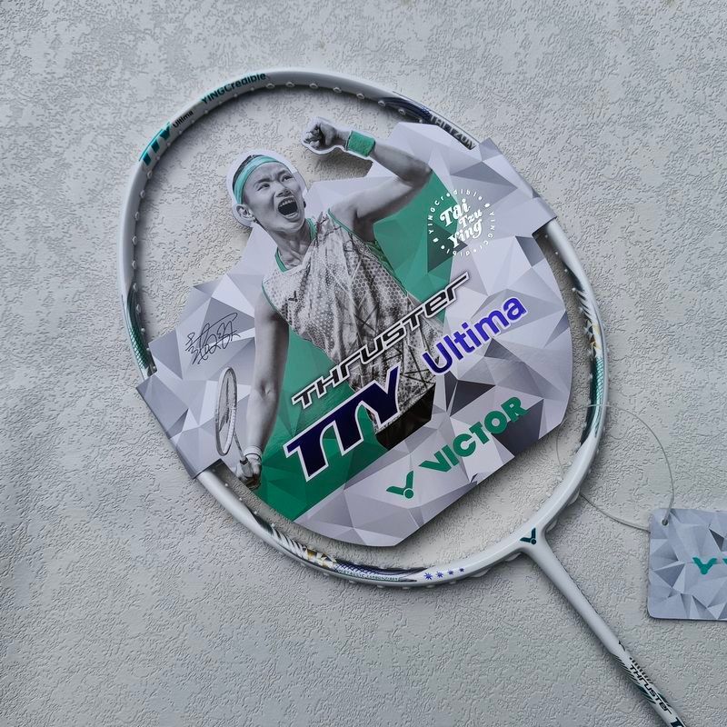ไม้แบดมินตัน VICTOR TTY Ultima ออกแบบสำหรับการโจมตี ผลิตที่ไต้หวัน และเป็นร่วมแบรนด์กับ Tai Tzu Ying